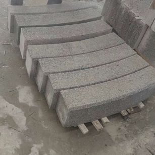毕节芝麻白弧形路牙石