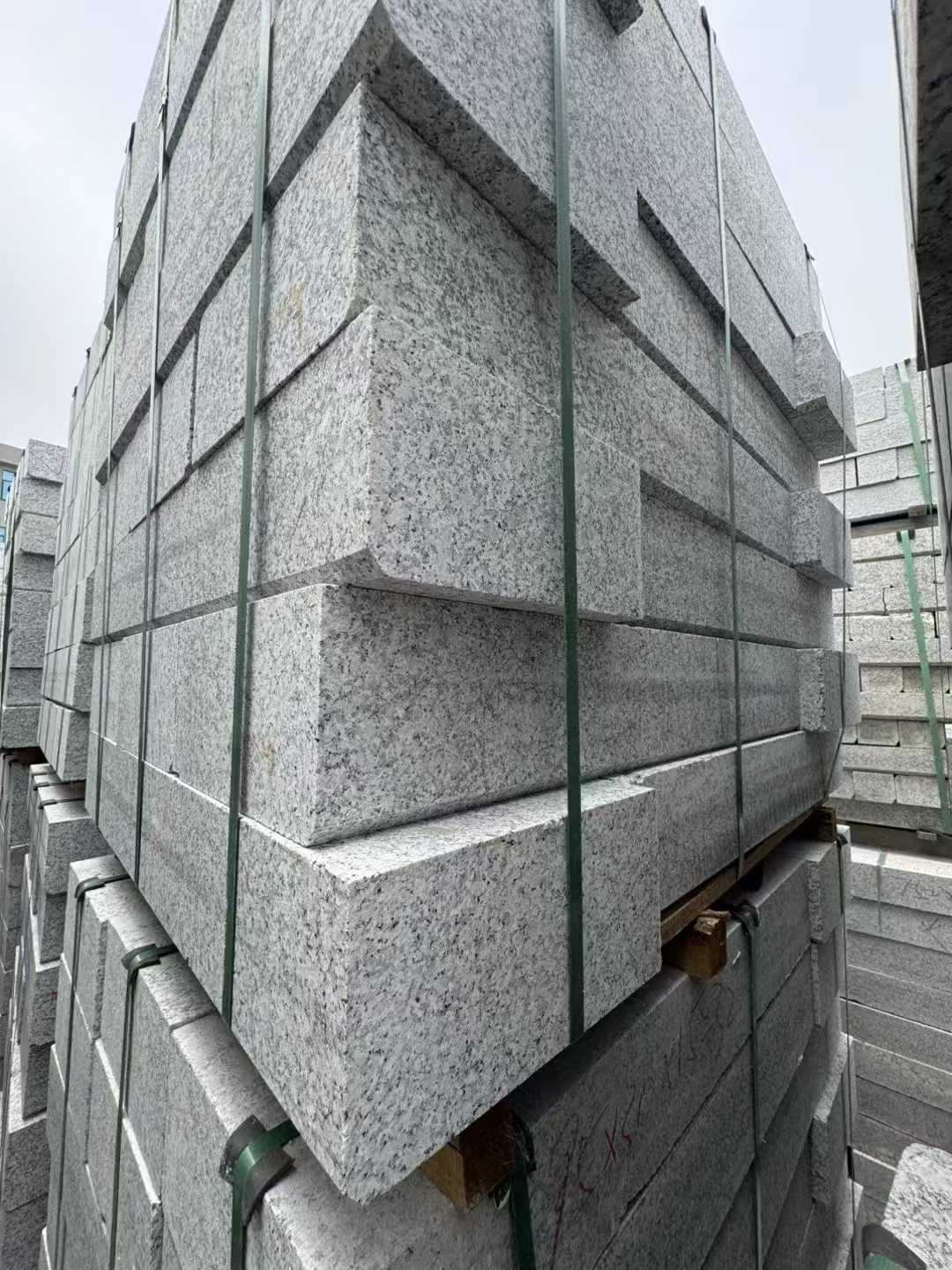 毕节芝麻白路牙石 马路牙子