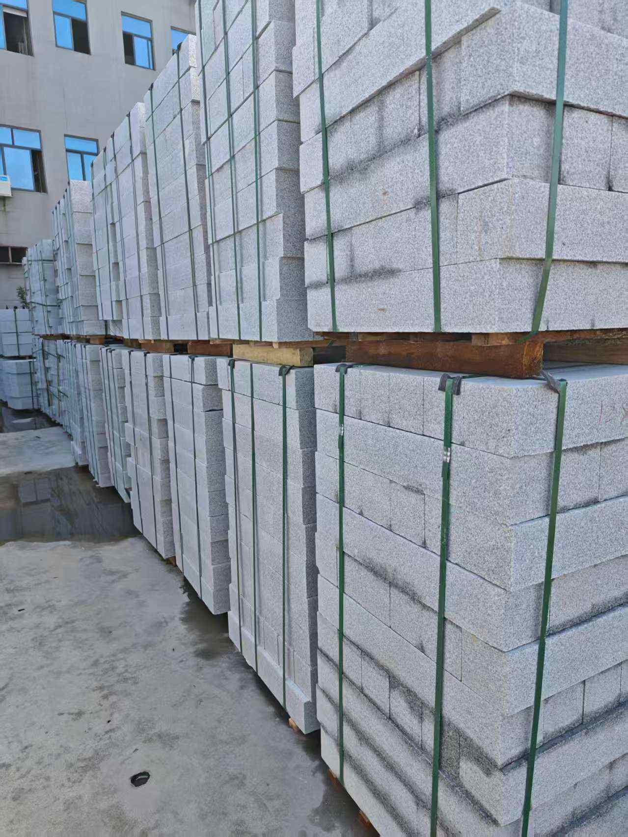 毕节芝麻白路牙石，路侧石