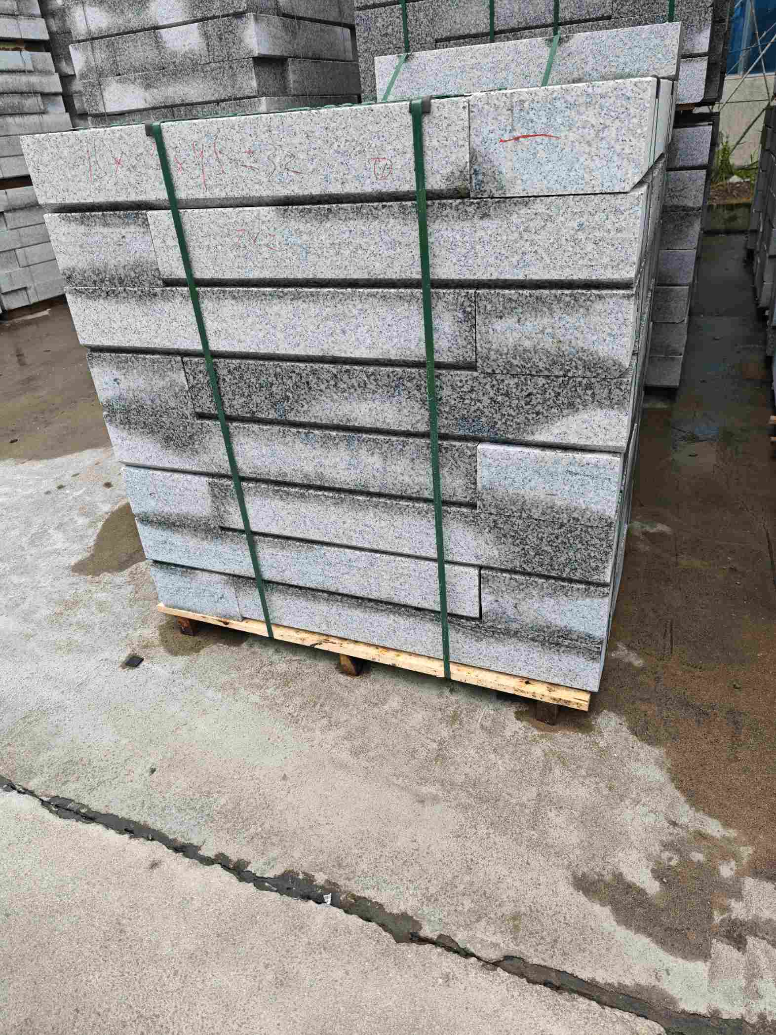 毕节芙蓉白路牙石，马路牙子