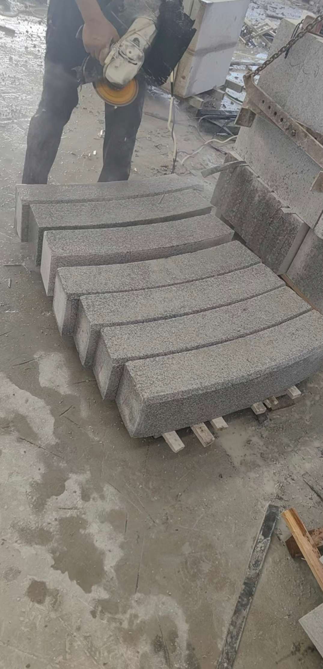 毕节芝麻白弧形路牙石